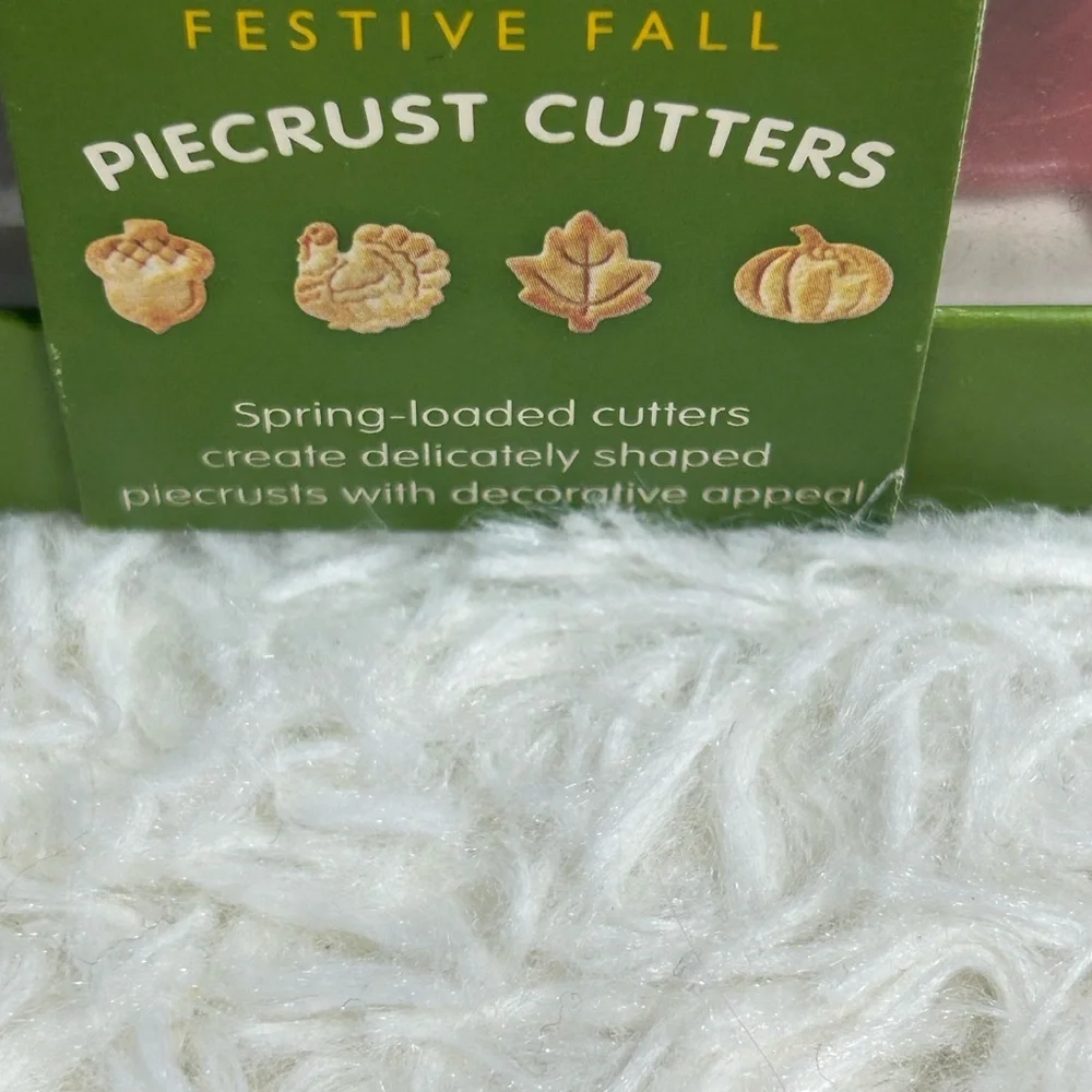 Williams Sonoma Festive Fall Piecrust Cutters - Green and Tan